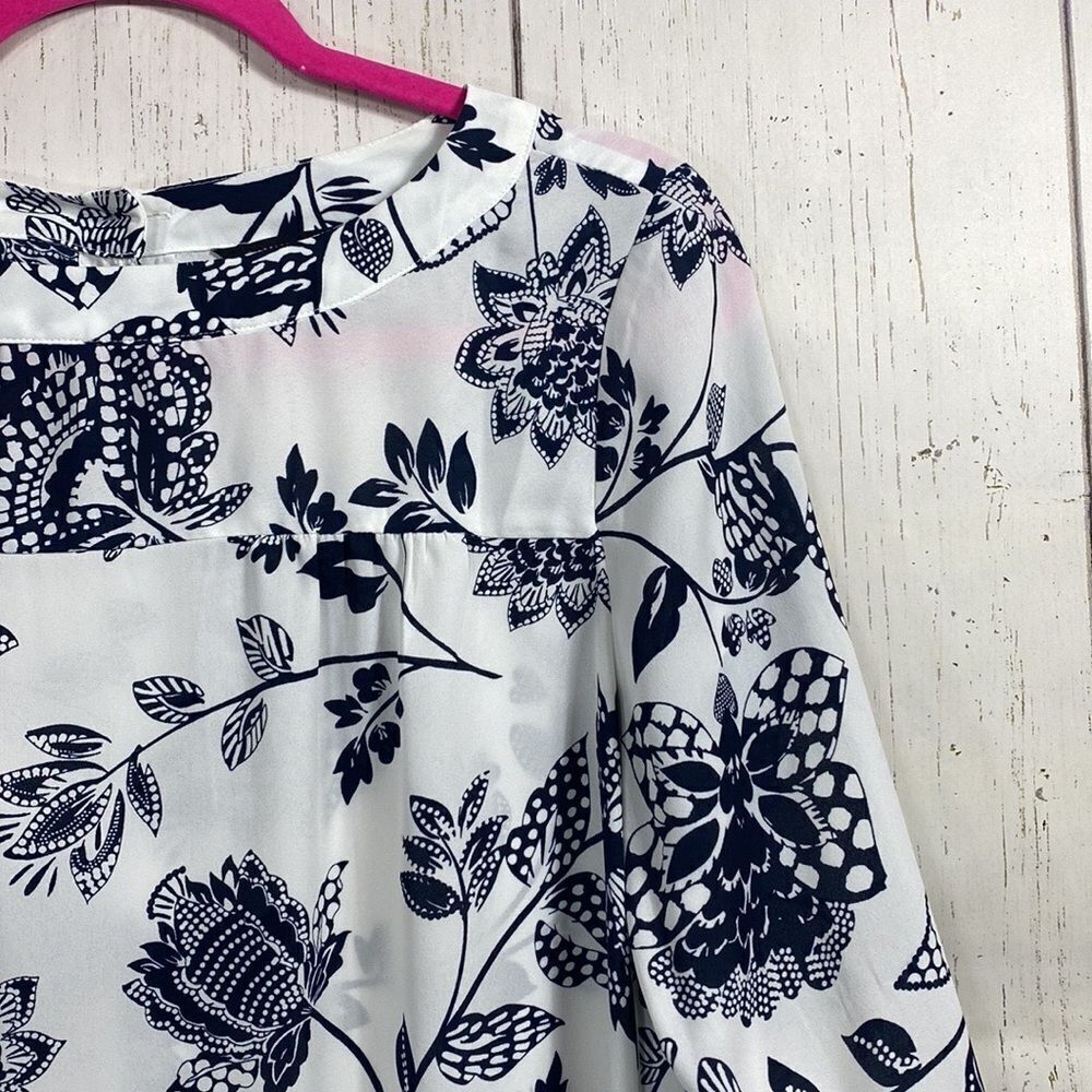 Banana Republic White Navy Floral Blouse 3/4 Sleeve Button Back Classic Size S - Picture 4 of 15